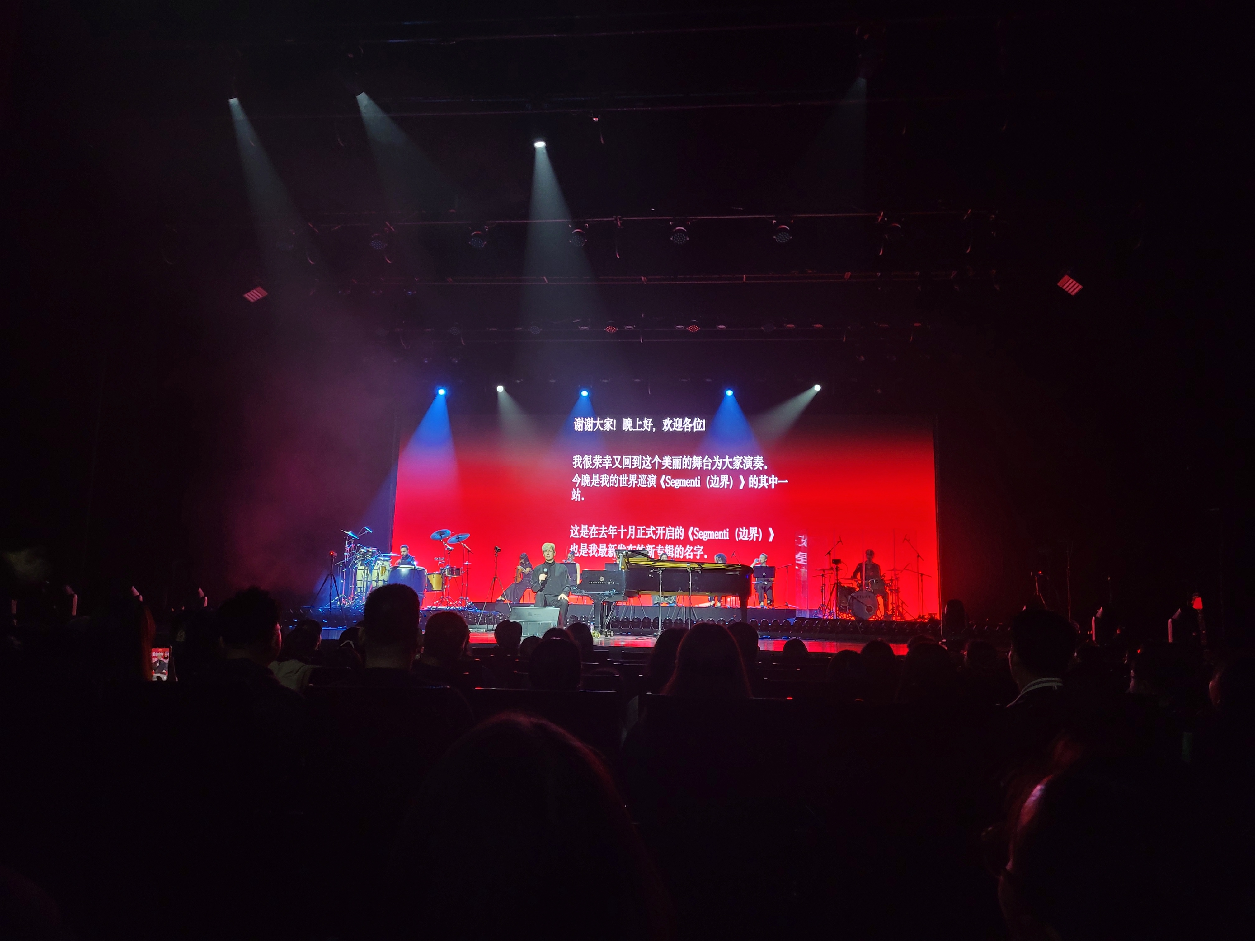 马克西姆在舞台上问好